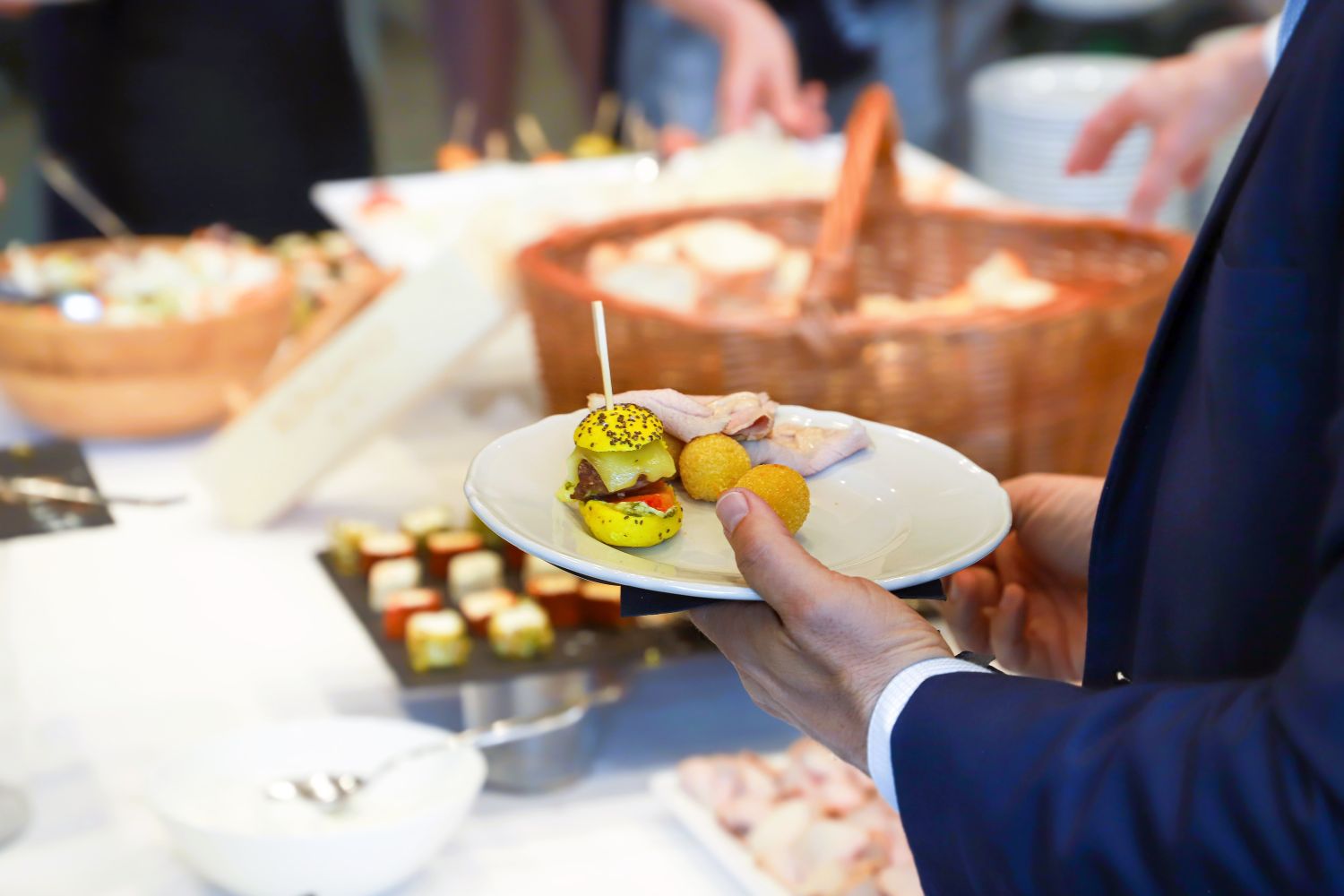 จ้างร้านอาหารว่างจัดเลี้ยงดีอย่างไร? ข้อดีที่คุณอาจไม่เคยรู้